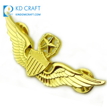 Diseñe al por mayor su propia insignia de pin de alas de piloto de metal con forma personalizada de aerolínea 3D chapada en oro brillante para la venta